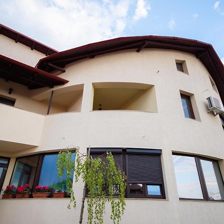 Casa Avram Villa รึมนิคูวัลเจีย ภายนอก รูปภาพ
