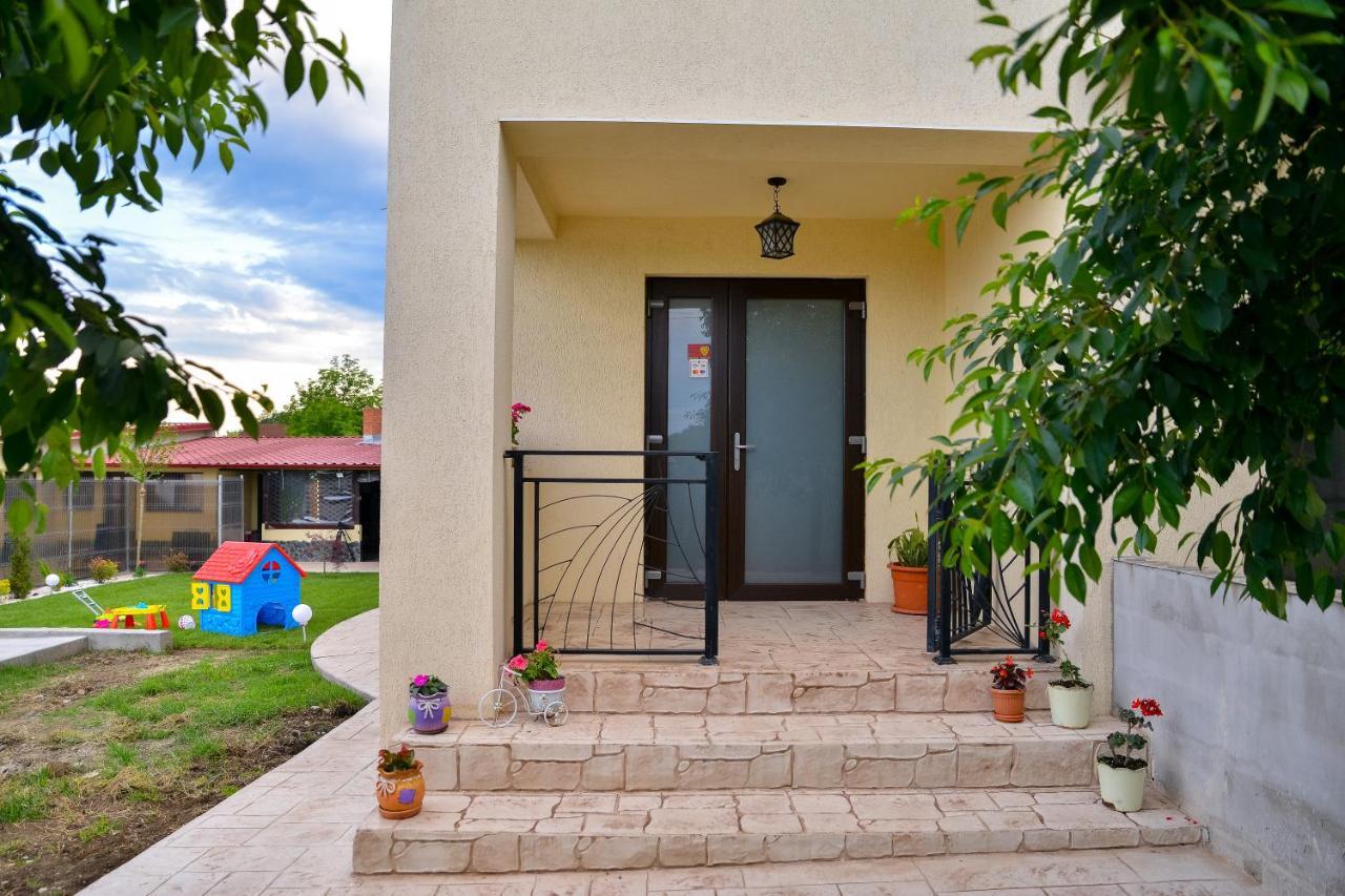 Casa Avram Villa รึมนิคูวัลเจีย ภายนอก รูปภาพ