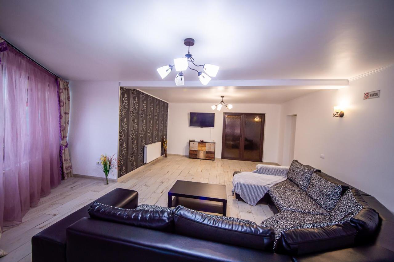Casa Avram Villa รึมนิคูวัลเจีย ภายนอก รูปภาพ